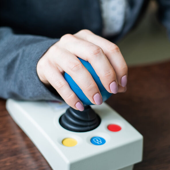 woman using adapted mouse